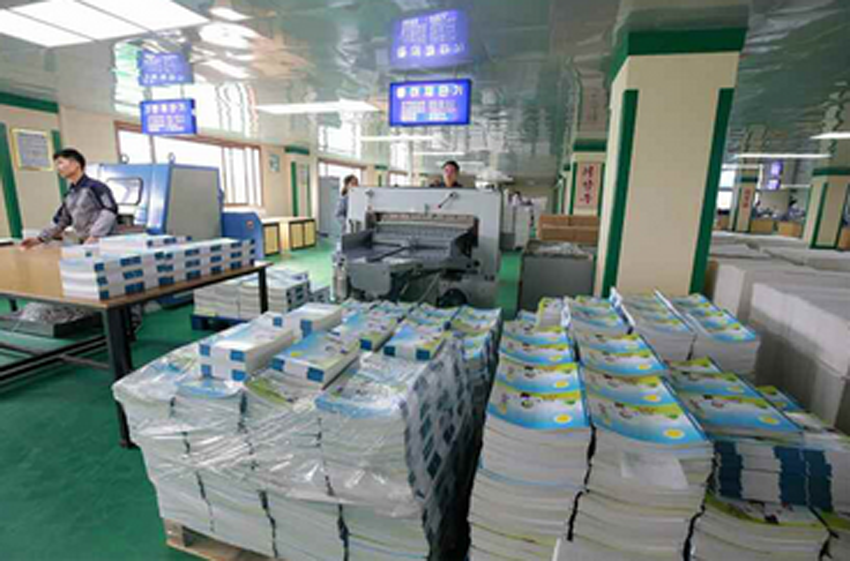 金正恩視察'蒲公英作業本工廠'，稱贊產品設計用心，動漫元素引關注